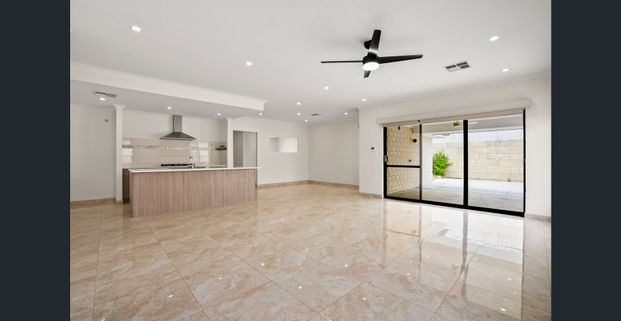 Large family home with solar Panels! - Photo 1