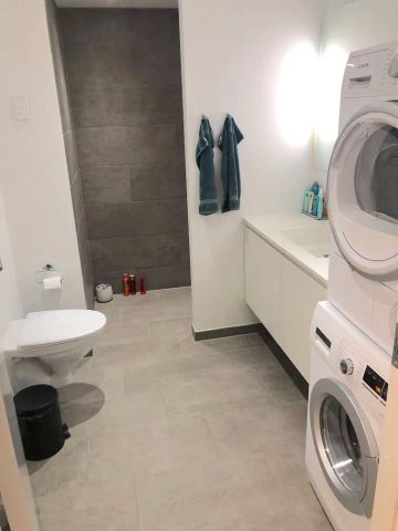 Moderne lejlighed med lysindfald og privat uderum - Photo 3