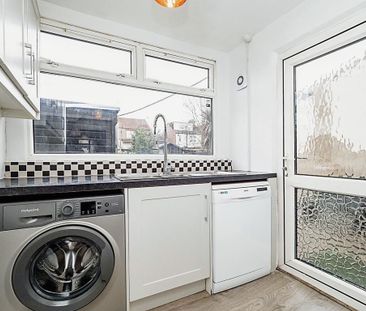 3 Bed Terraced House, Roman Road, E6 - Photo 3