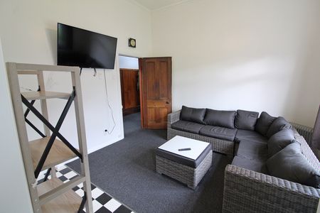 Duke Street Villa 5 bedroom or 7 bedroom - Available now! - Photo 5