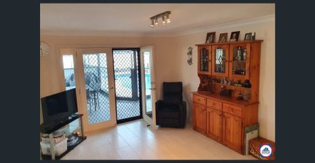 3 bedroom home with outdoor entertainment area, pool and ample parking - Photo 2