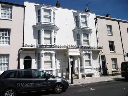 3 bedroom flat to rent - Photo 4