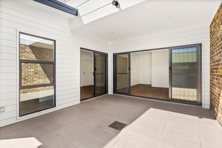 Modern 4 Bedroom Townhouse with Double Garage - Photo 5