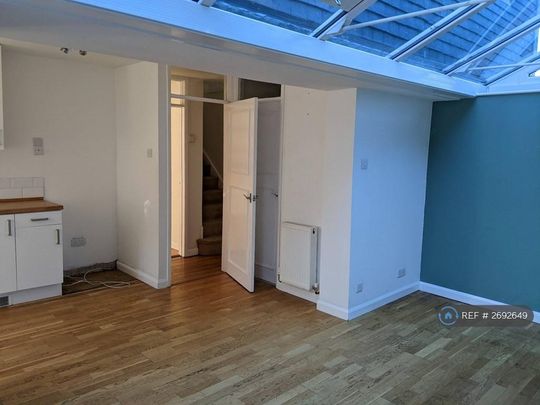 4 bedroom semi-detached house to rent - Photo 1