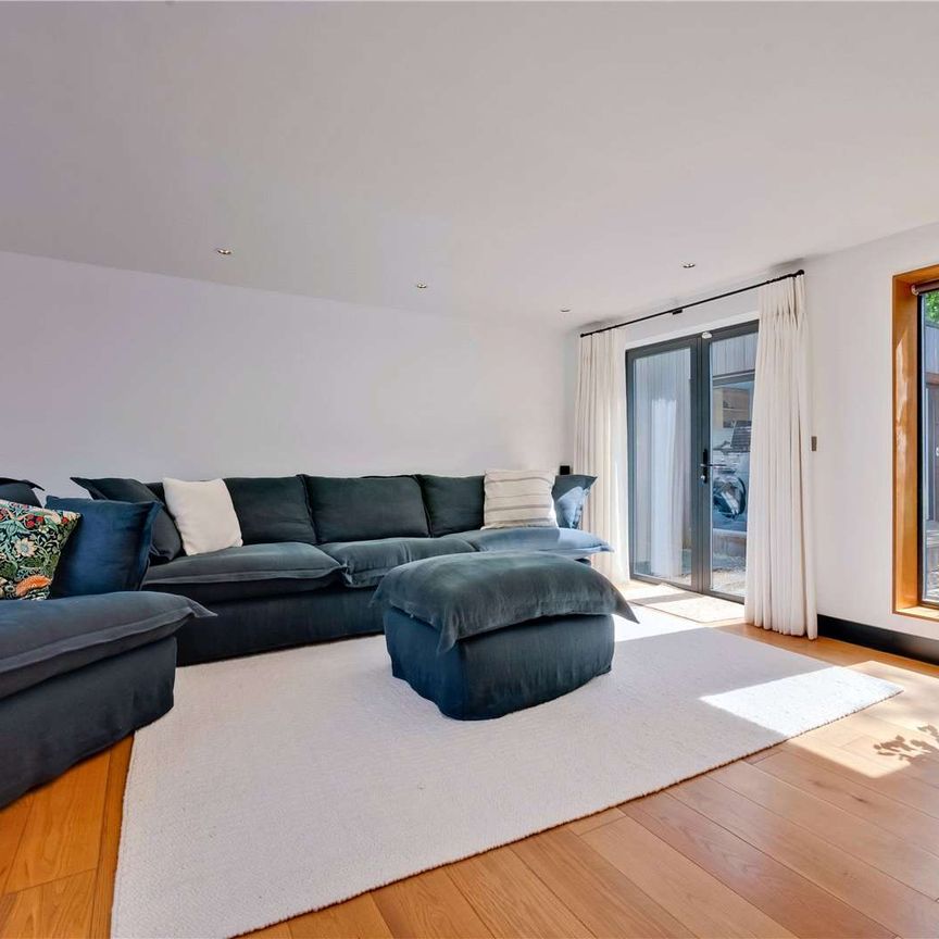 An impressive example of modern architecture and contemporary design in an idyllic country setting. - Photo 1