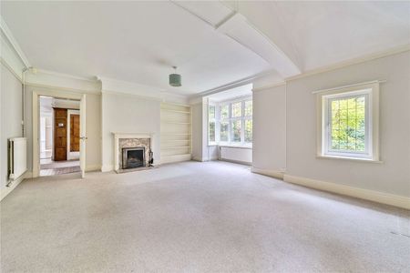 *Please note: 6 month maximum tenancy* Five-bedroom detached house with driveway and garage. - Photo 2