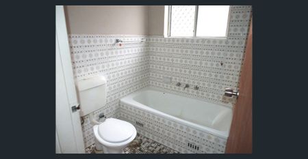 2 BEDROOM UNIT WITH TIMBER FLOORING. 10 MINUTES TO STATION & SHOPS. . - Photo 5