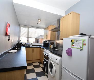 3 bedroom flat to rent - Photo 4