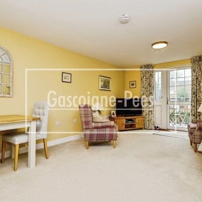 Queen Elizabeth Place - Alton - Photo 1