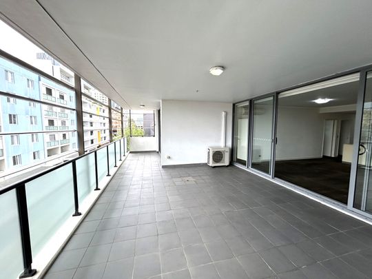 Brand New Painting, 3-Bedroom Apartment with Gym & Onsite Building Manager, Prime Location - Photo 1