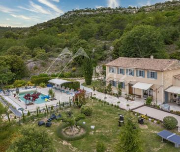 Proche Gordes - Belle bastide avec piscine chauffée - Photo 3
