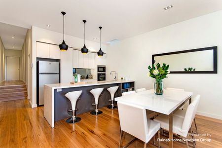 Impressive architect-designed home - Photo 4