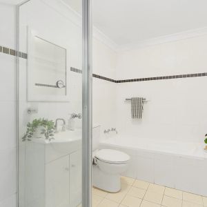 Beautifully Refined One Bedroom Apartment in Ultimate Location - Photo 3