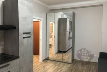 Студия после ремонта возле метро Лоди