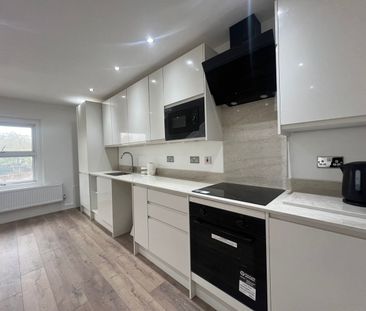 2 Bed Maisonette, Bakers End, SW20 - Photo 1