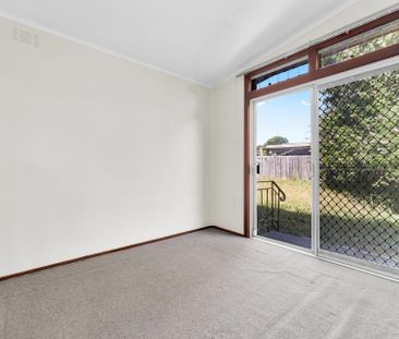 Comfortable Family Home in Prime Glen Waverley Location - Photo 2