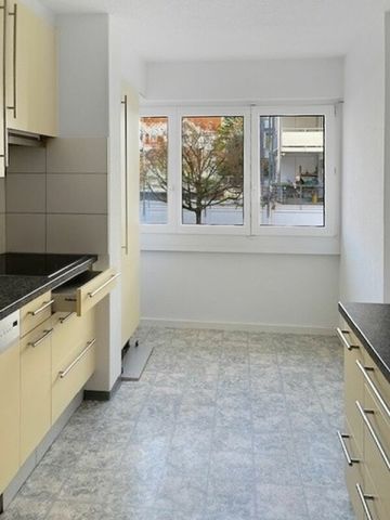 Schöne, helle 4.5 Zimmerwohnung in ruhiger Lage - Photo 2