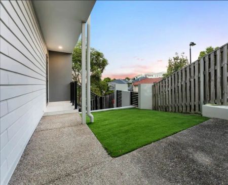 “Modern Townhouse Living in Springfield Lakes!” - Photo 2