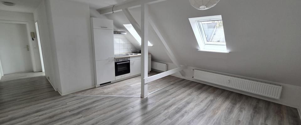 Gemütliche 2-Zimmer-Dachgeschosswohnung mit Einbauküche in Chemnitz-Hilbersdorf! - Photo 1