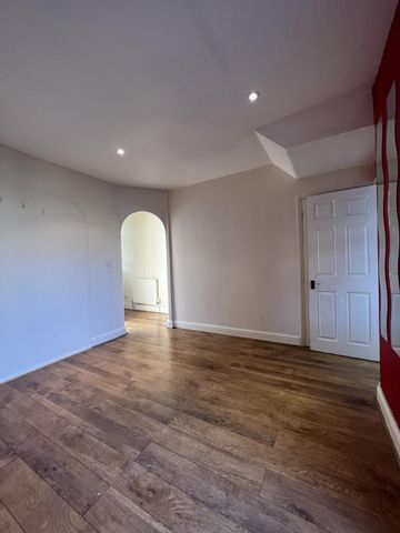 3 bed terraced house to rent Cromwell Road, Hayes UB3 - Photo 3
