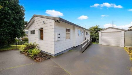 Family Home With Stunning Views - Photo 2