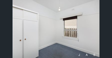 Delightful Single Front in Prime Location - Photo 3