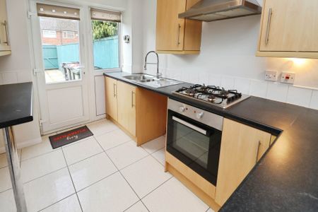 Baildon Green, Little Sutton - Photo 4