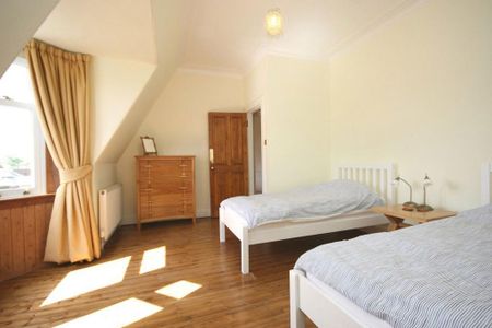 3 bedroom flat to rent - Photo 4