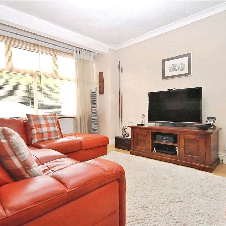 Shortwood Avenue, Staines-upon-Thames, Surrey, TW18 4JN - Photo 1