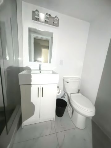 For Lease - 437 Bathurst Street, Toronto, Ontario - Photo 2