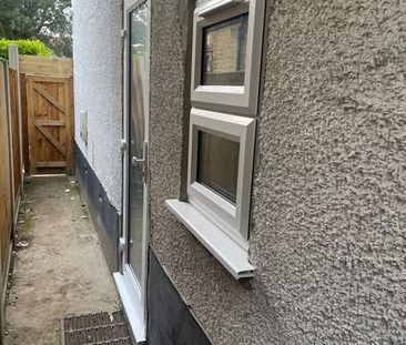 Studio Flat, Sunnymede Drive, IG6 - Photo 1