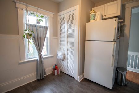 **BEAUTIFUL** 2 Bedroom Upper Unit in St. Catharines!! - Photo 2