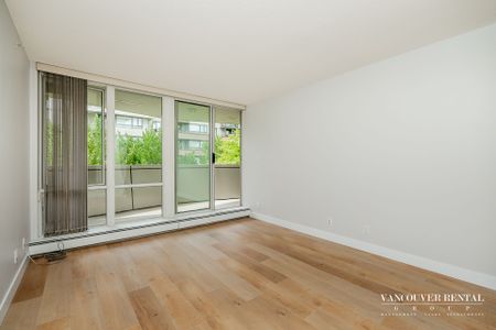 LARGE 2 BDRM HOME ON MARINASIDE CRES IN YALELOWN - AVAIL NOV 1ST - Photo 4