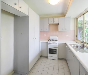 Great sized family home in prime location - Photo 6