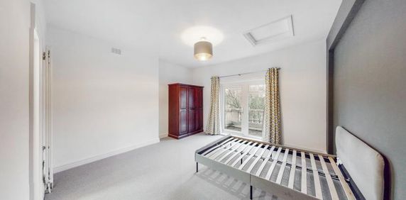 Modern and Spacious Apartment - Photo 2