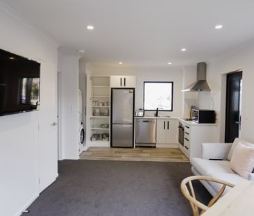 Great studio rooms, within walking distance to local shops and so c... - Photo 1