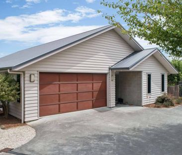 MODERN AND PRIVATE IN CARYLE - Photo 1