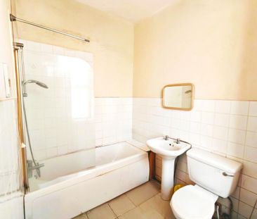 3 bedroom flat to rent - Photo 2