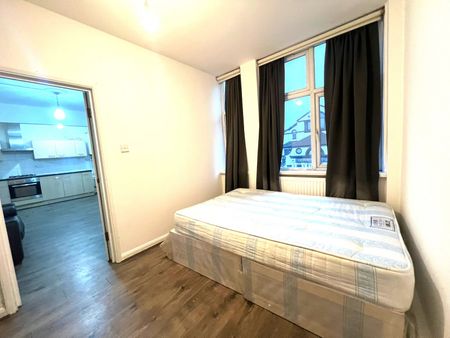 One bedroom First Floor flat close to ilford station- £1400 - Photo 4