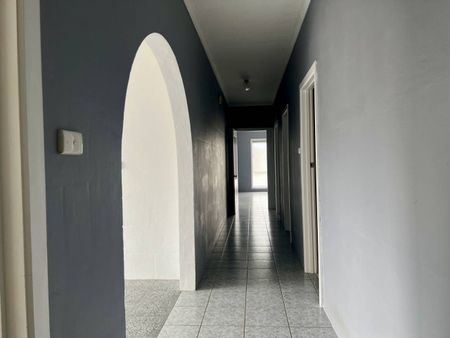 Spacious Three Bedroom Home - Photo 3