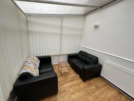 4 bedroom semi-detached house to rent - Photo 3