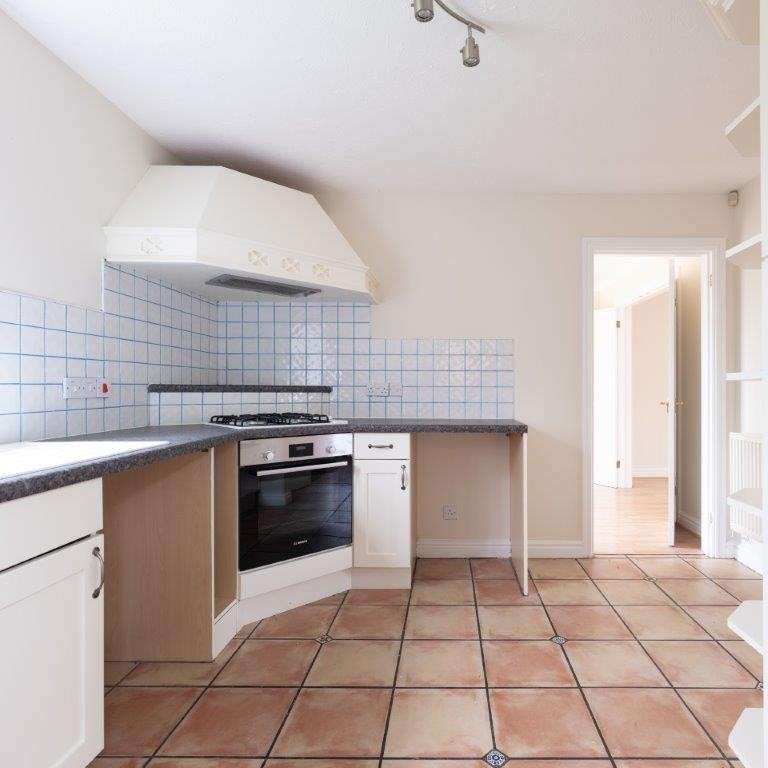 A detached 4 bedroom property, with off street parking, garage and gardens. 2 bathrooms and 2 reception rooms. Close to the town and harbour. Available for 12 m - Photo 1