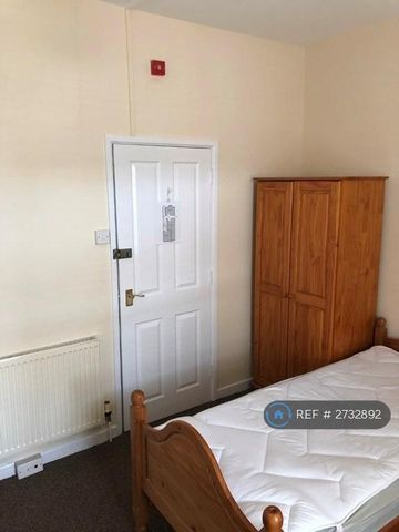 1 bedroom in a house share to rent - Photo 5