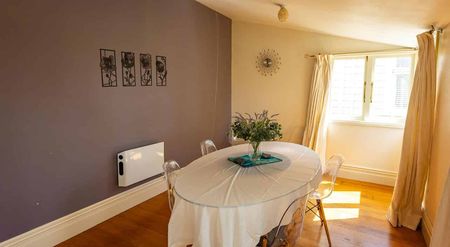 Sunny 3 Bedroom Devonport villa available January - Photo 3