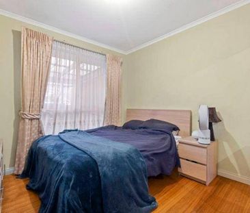 Large 3-bed 2-car House only 50m to Bentleigh station and Centre rd... - Photo 6