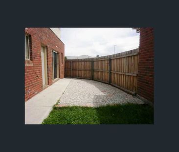 Meticulous townhouse in sought after location - Photo 6