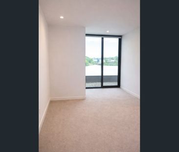 Stylish Living in the Heart of Malvern – Boutique Apartment - Photo 1