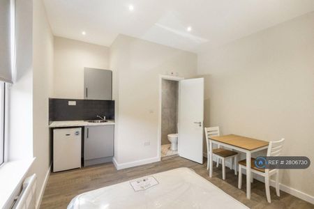 Studio to rent - Photo 2