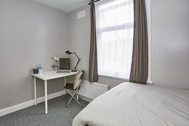 4 bedroom terraced house to rent - Photo 1