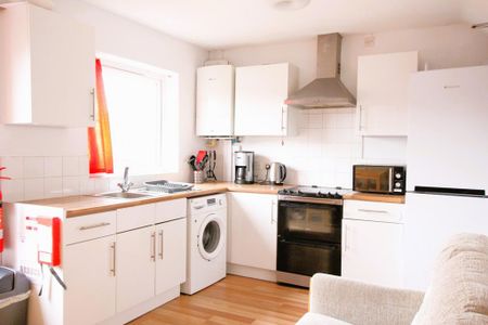 3 bedroom semi-detached house to rent - Photo 4